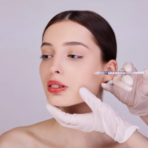 Une femme reçoit une injection sur le visage, montrant une expression de concentration et de calme pendant la procédure.