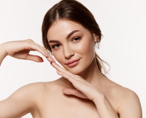 Femme touchant son visage avec ses mains. Femme touchant son visage avec ses mains.