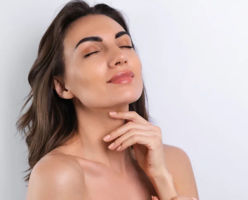 Le_bon_moment_pour_agir_c_est_maintenant Femme belle avec peau nette et yeux fermés sur fond blanc, évoquant l'utilisation de collagène pour la peau.