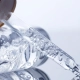 Une bouteille en verre avec un liquide, de l'acide hyaluronique, en cours de versement.