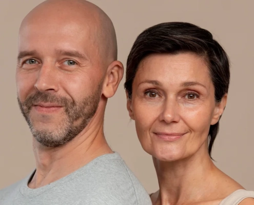 Un homme et une femme posent pour une photo, mettant en avant un traitement de rajeunissement du visage.