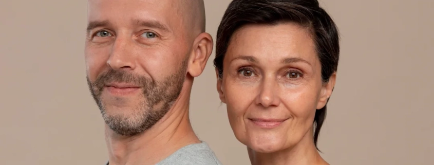 Un homme et une femme posent pour une photo, mettant en avant un traitement de rajeunissement du visage.